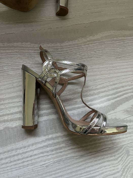 Сандали на висок ток