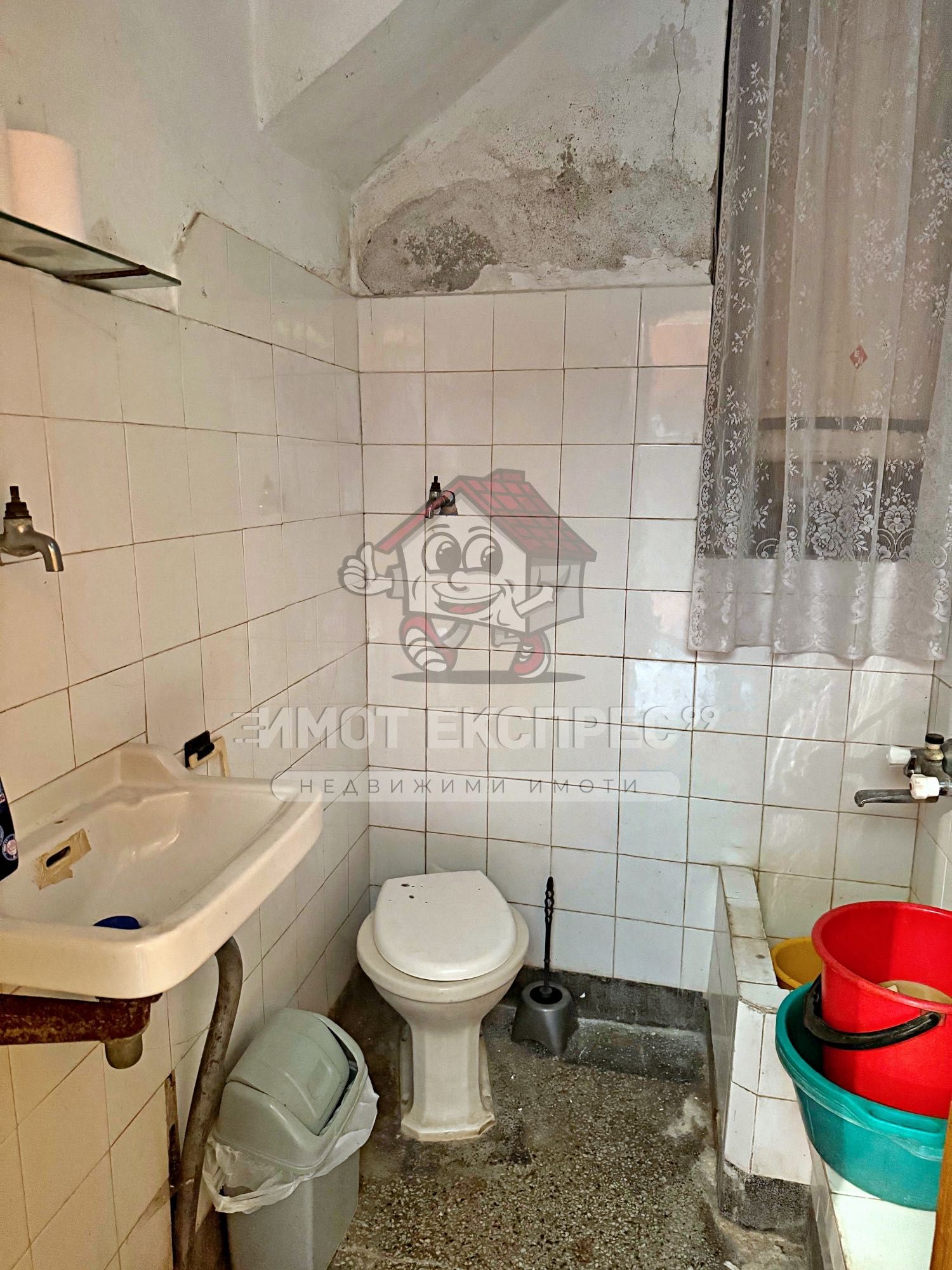 Самостоятелна къща, с двор, 156кв.м, с три спални, кв.Изток