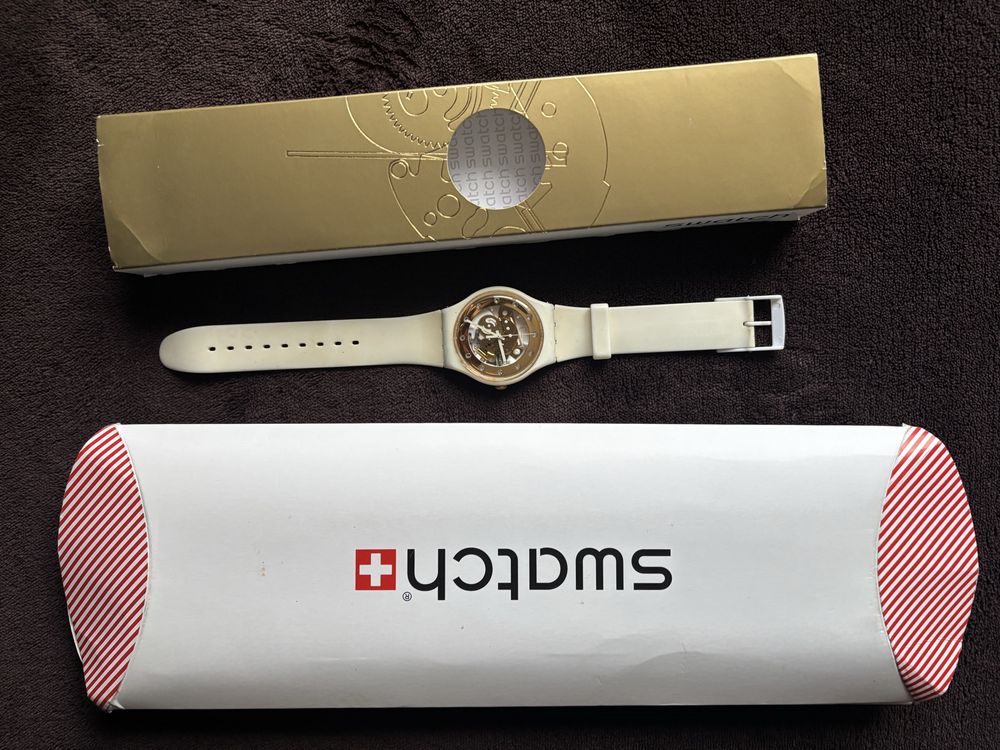 Часовник Swatch бял