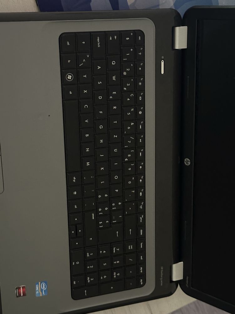 Laptop HP Impecabil. I5 8 GB Ram, AMD Radeon 7400