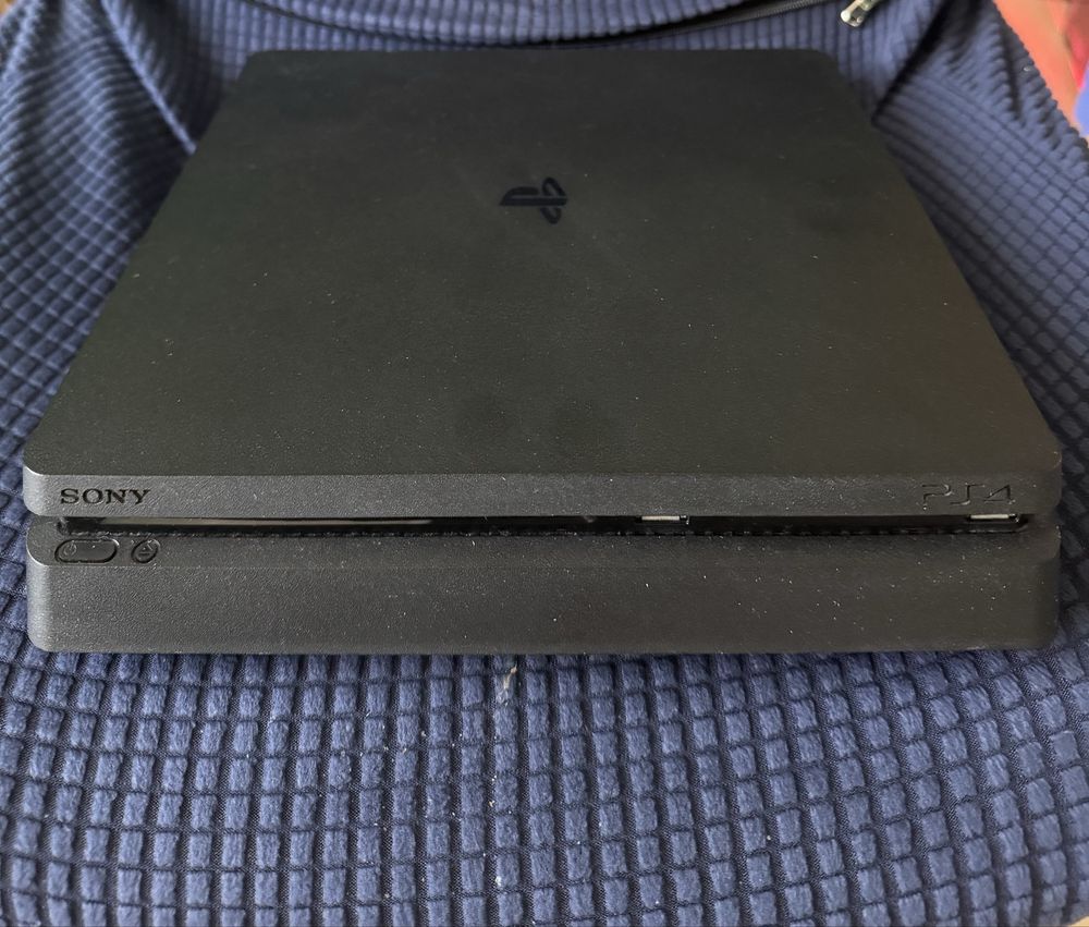 Playstation 4 с два джойстика