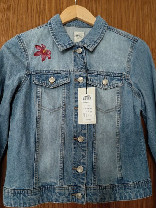 Vand geaca de blugi cu imprimeu floral, marimea 36