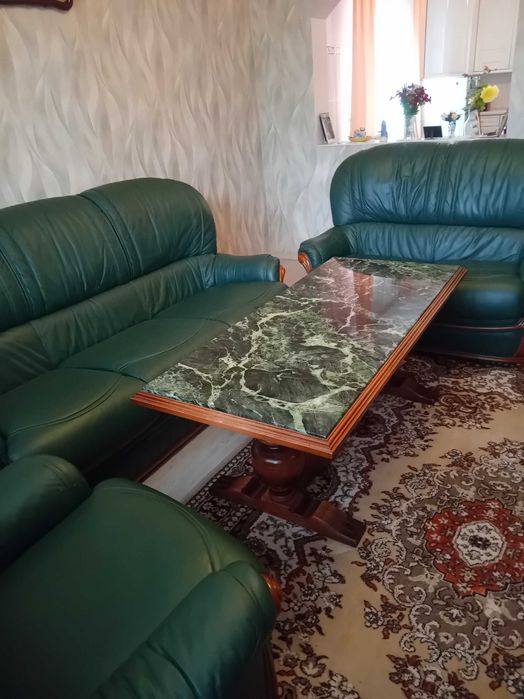 Canapele pele naturală + masă din lemn masiv combinat cu granit .