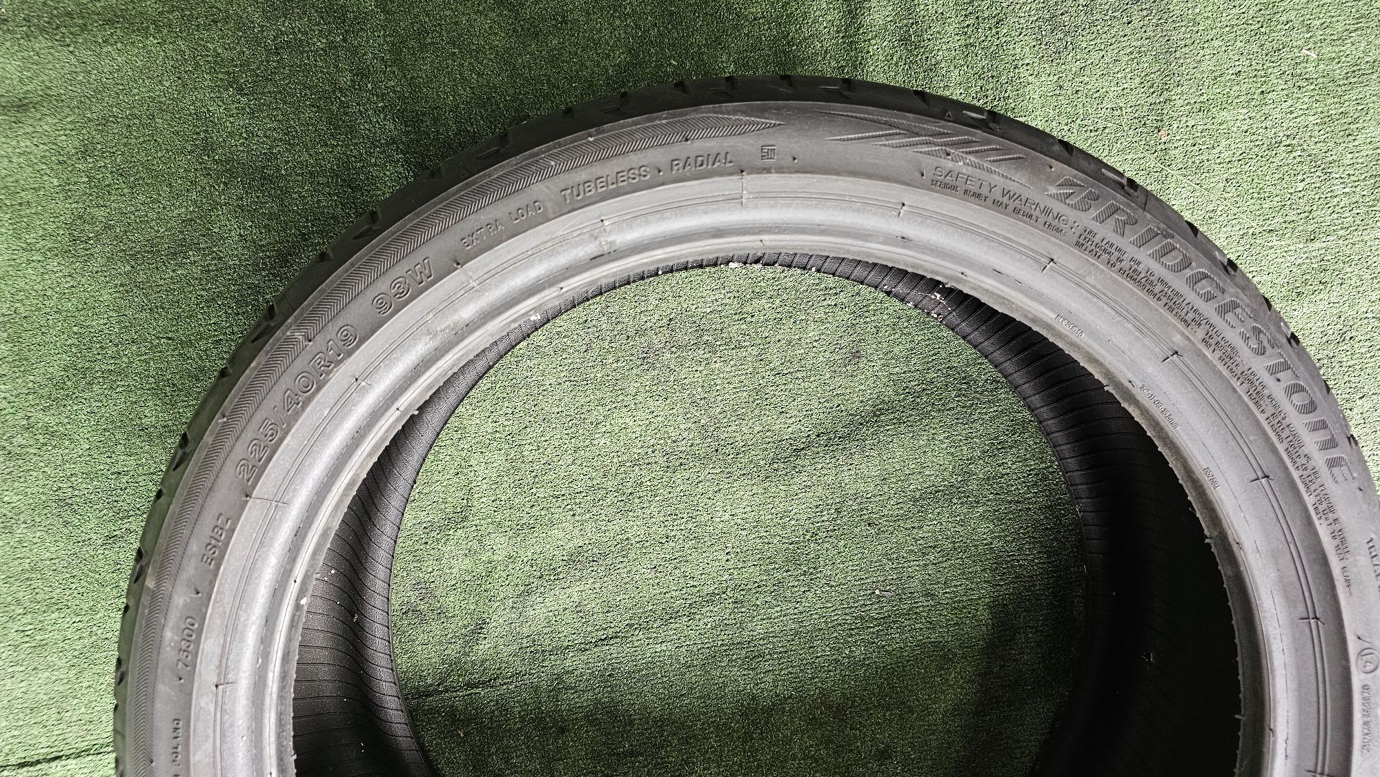 1x 225 40 19 vara bridgestone