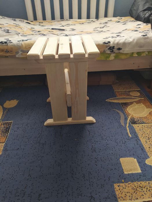 Столы и стулья..