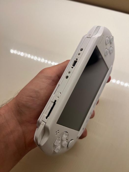 PSP Sony negru si alb cu jocuri