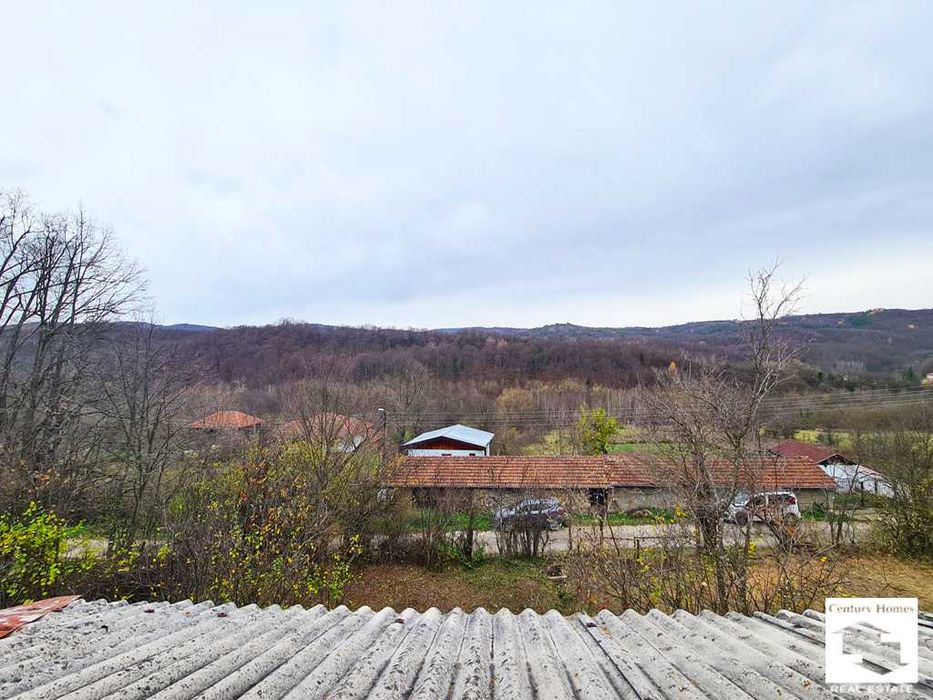 116252 Голям парцел с две къщи и плевня в с. Войнежа