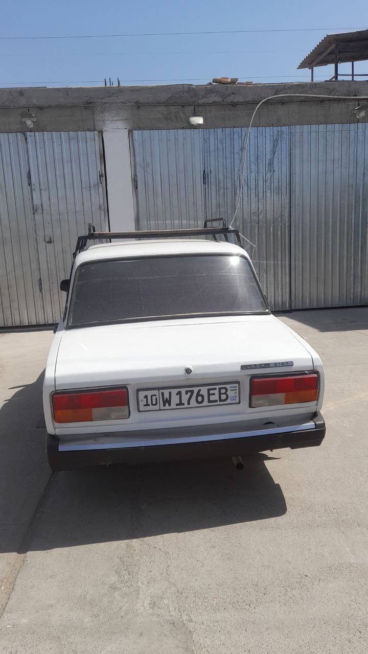 Ваз 2107  год 2000