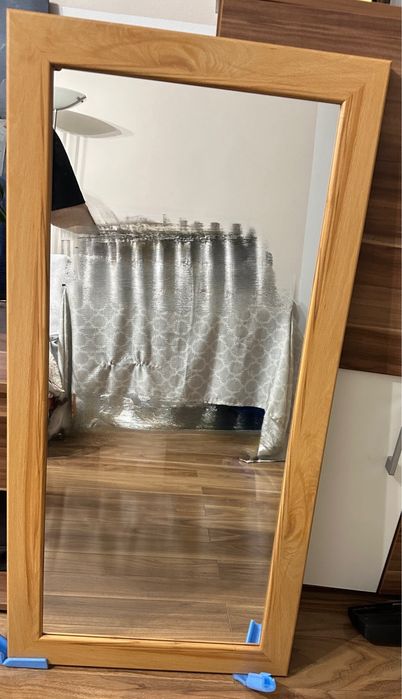 Oglinda cu margine din lemn