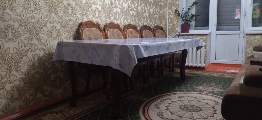 Продаю стол со стульями