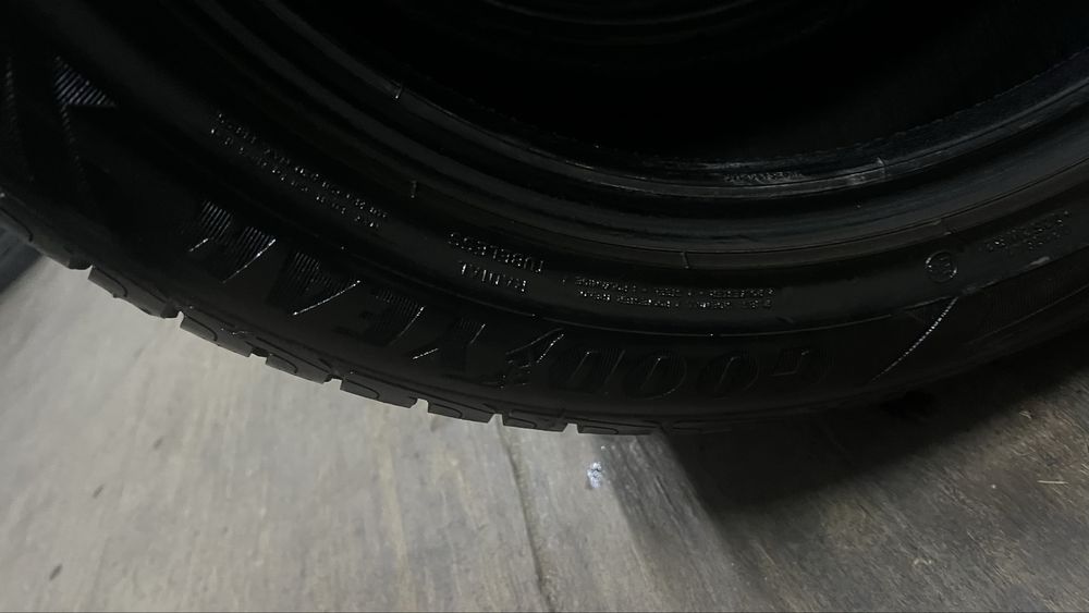 Продается комплект зимних шин 225/55 R18 Goodyear UltraGrip