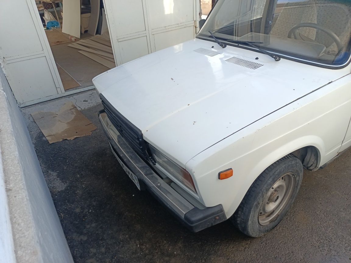 Vaz 2105 sotiladi.
