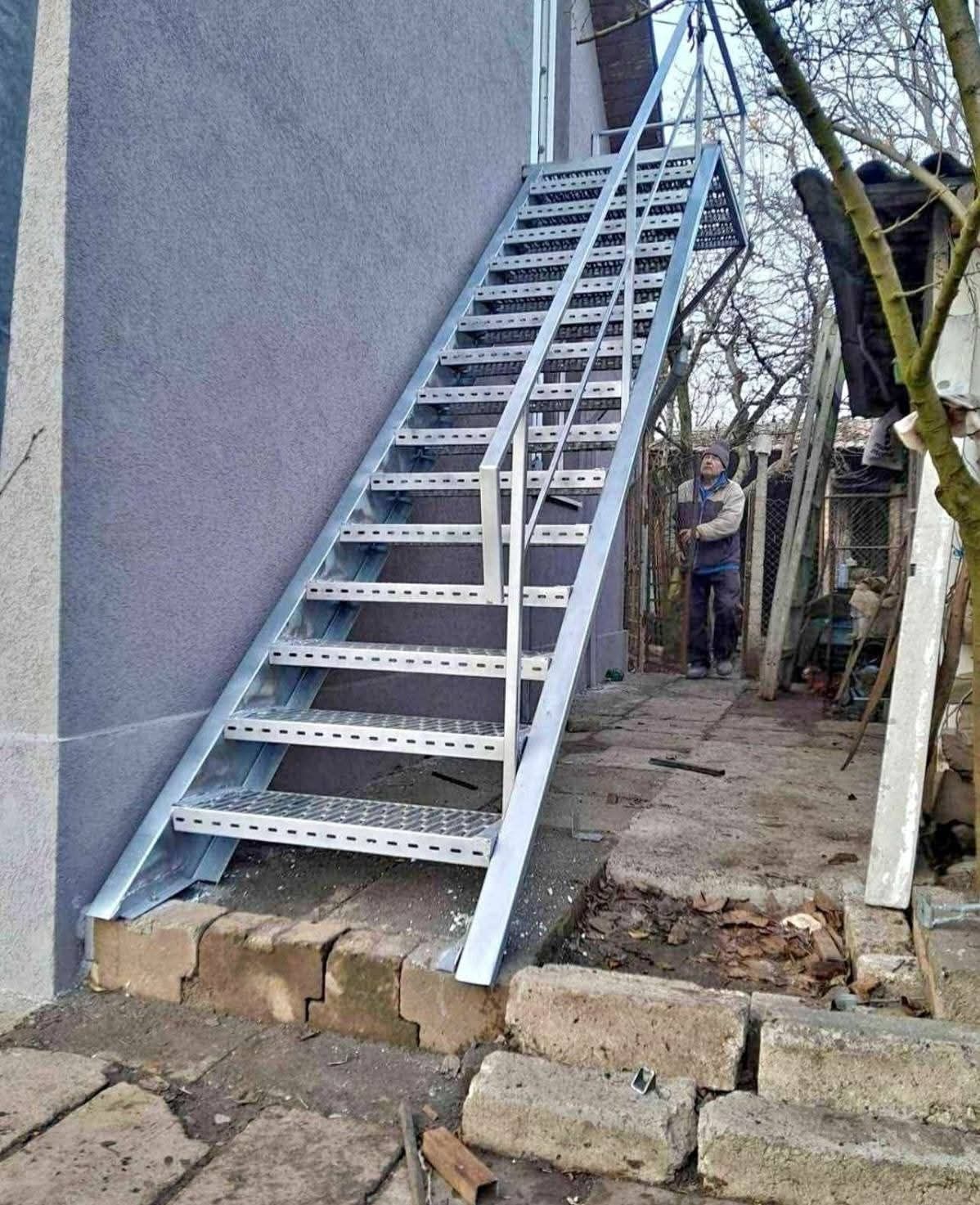 Vând scarii metalice zincate exterioare și pentru incendii , platforme