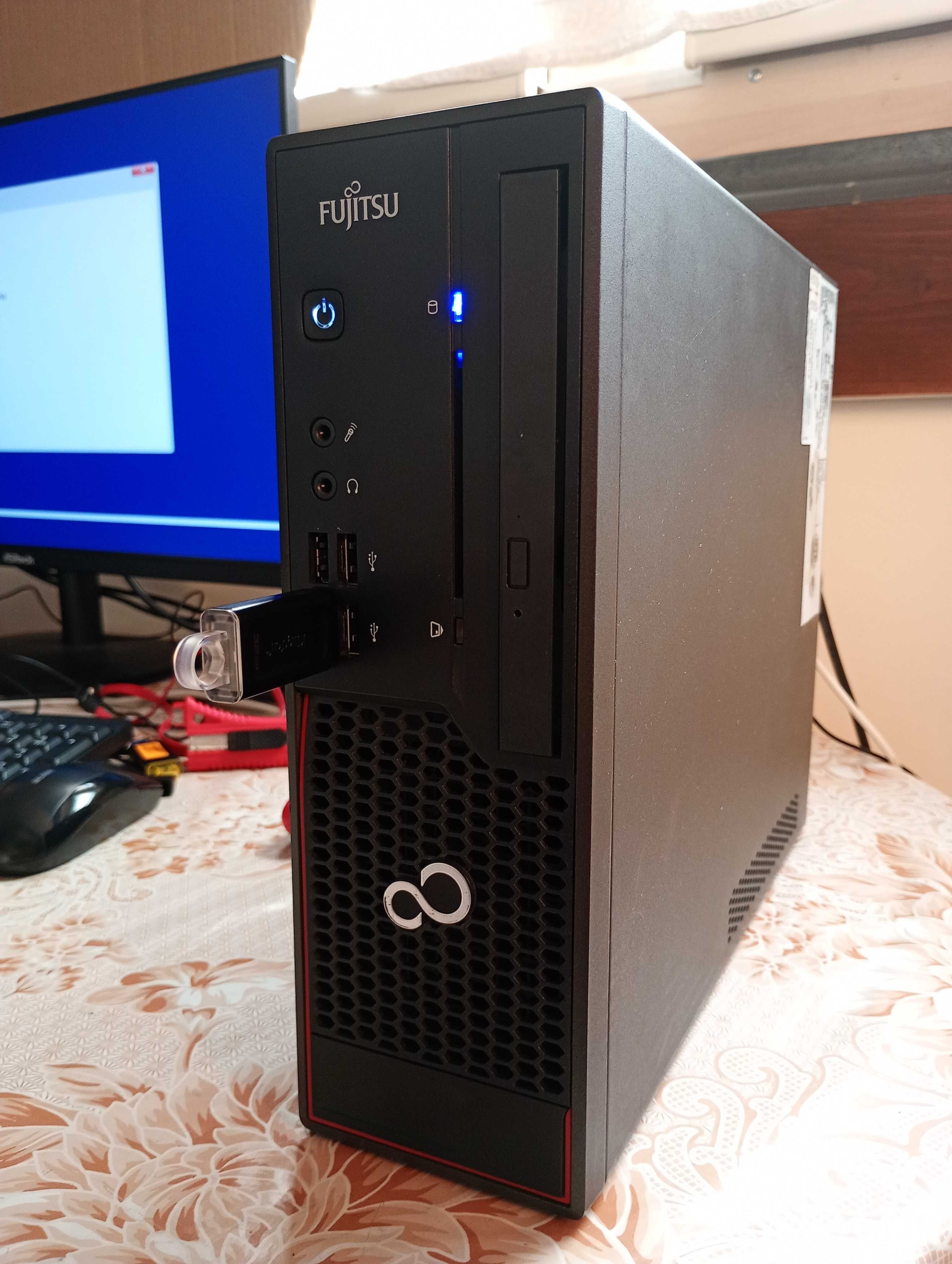 Малък компютър Fujitsu ESPRIMO C700