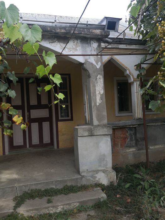 Vând casă batraneasca în Prajesti 77m2 cu teren 4900 m2