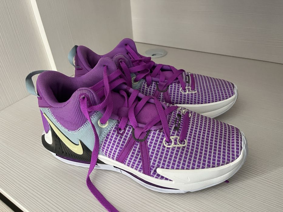 Papuci basket Nike Lebron Witness VII