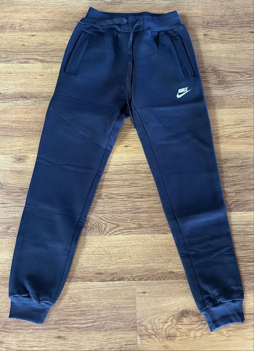 Мъжко,ватирано,тъмно синьо долнище Nike с ципове на джобовете