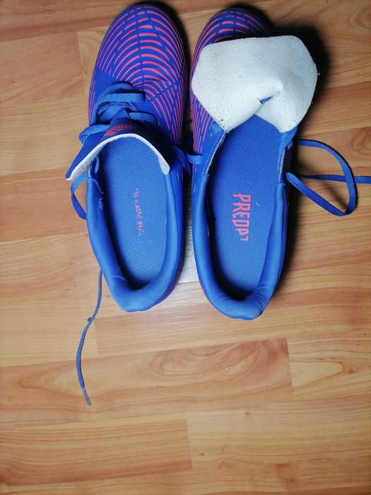 Ghete de fotbal predator