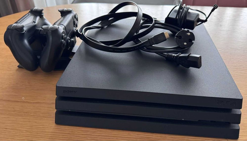 PlayStation 4 Slim 1TB + 2 controllere originale