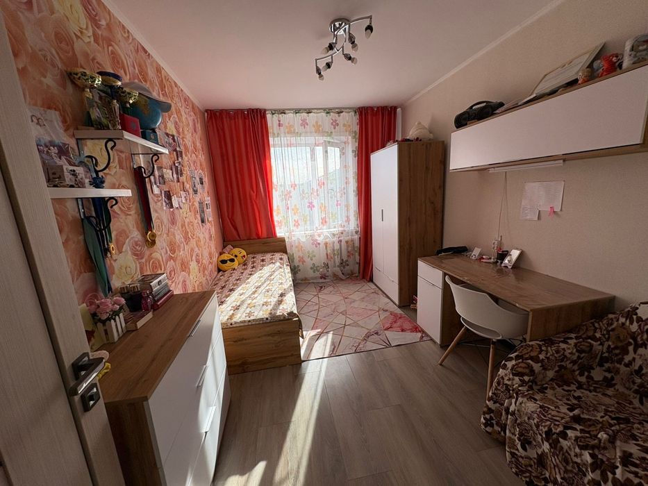 Комплект детской мебели, шкаф, стол, комод