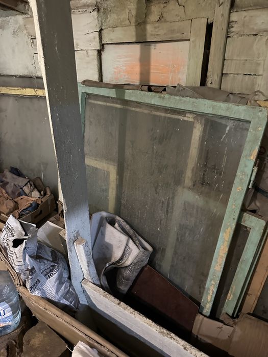 Отдам даром деревяные-стекольные рамы ( окна ) и так же дверь с замком