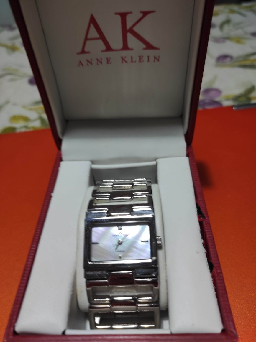 Часовник Anne Klein