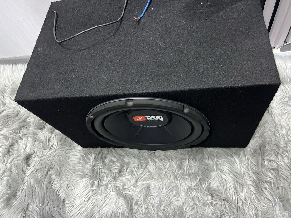 Продается сабвуфер JBL 1200