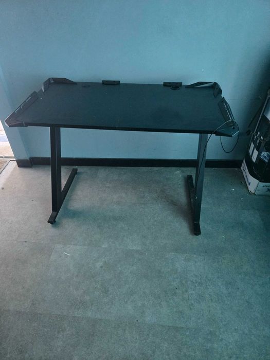 Продавам употребявано компютърно бюро, много добре поддържано