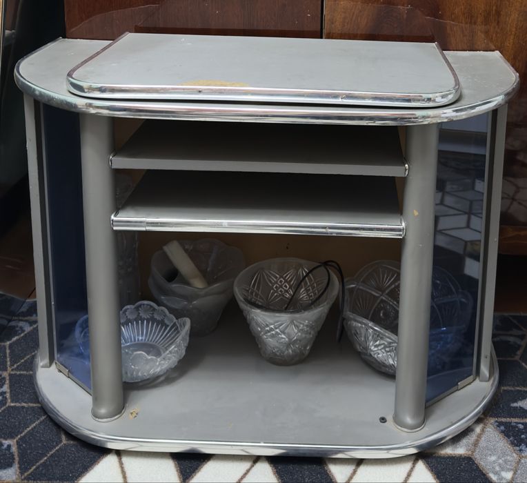 Столик под телевизор