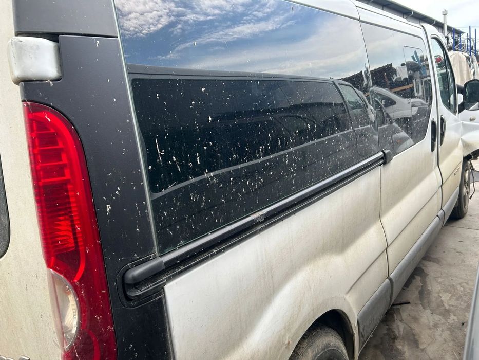Usi fata Renault trafic