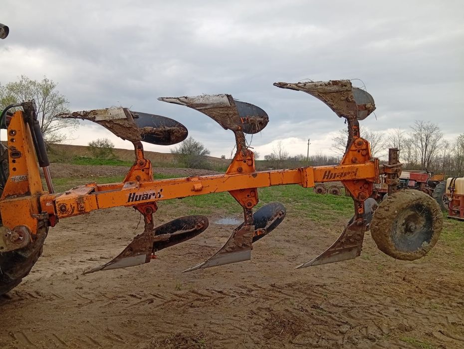 Vând plug Huard 3+1