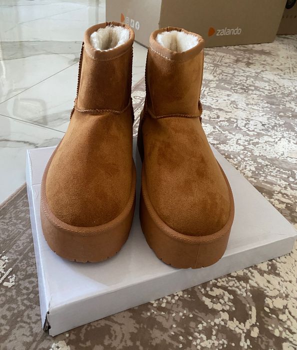 Vând UGG-uri noi