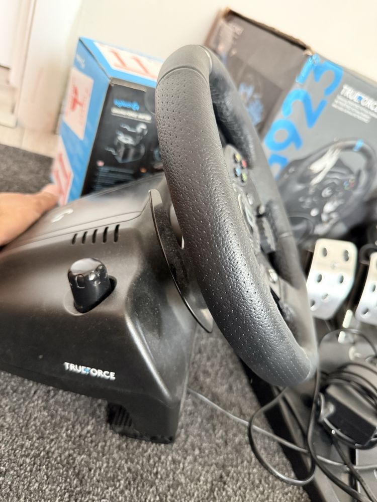 Волан със скоростен лост и педали Logitech g923