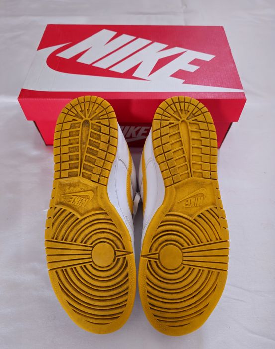 Nike dunk low university gold