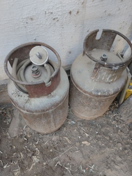 Продаются газовые баллоны-2 штуки с редуктором.  В хорошем состоянии