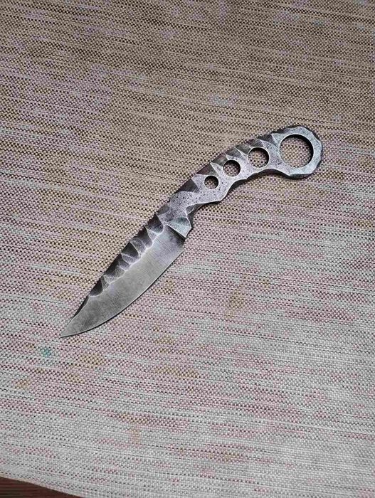 Продавам закален кован Нож с кания