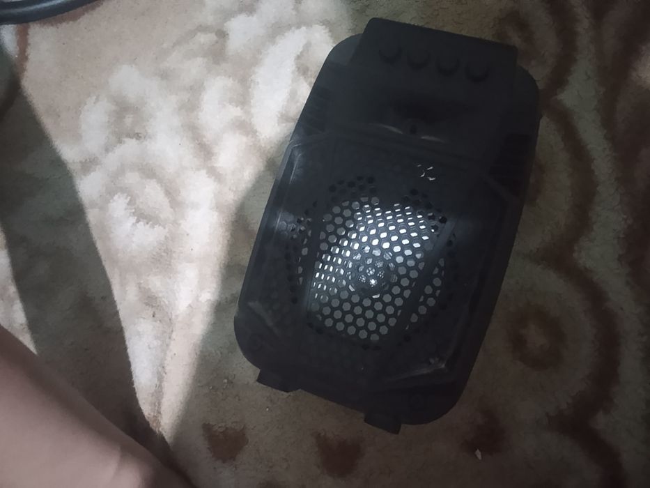 Продаю колонку она роботает но немного сломана  есть