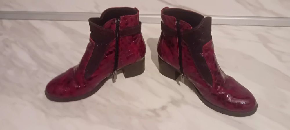 Дамски обувки от естествена кожа.