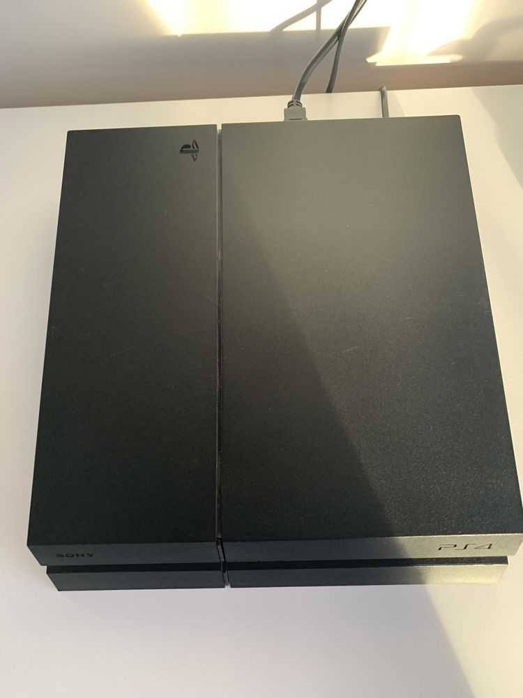 Vând PlayStation 4 FAT