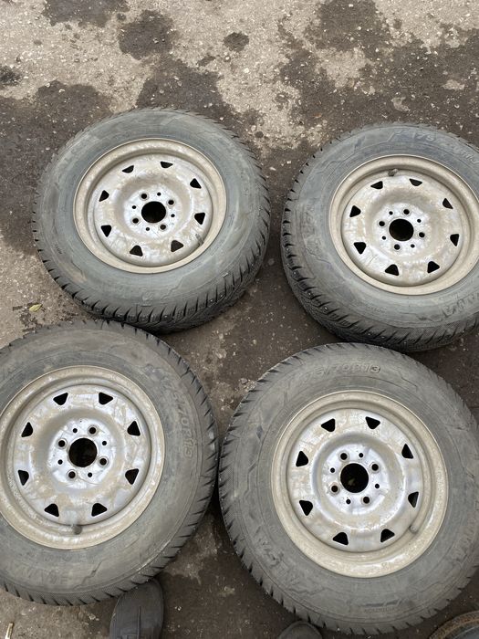 Поодам комплект резины с дисками на ваз