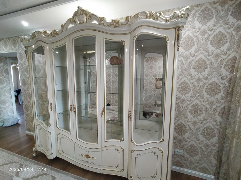 Продам горка и комод для зала