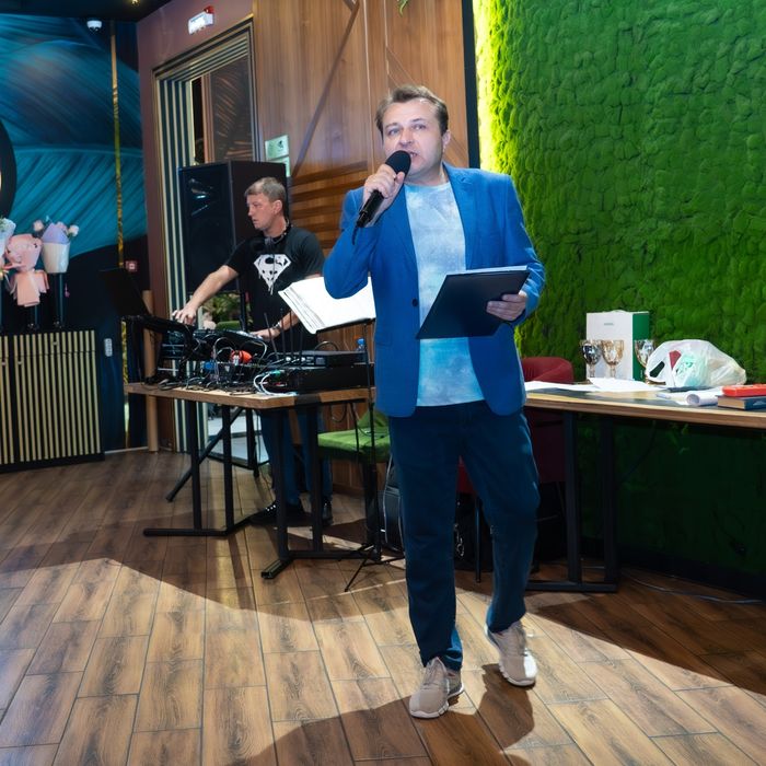 Ведущий Алексей Кожемякин  (из Алматы)