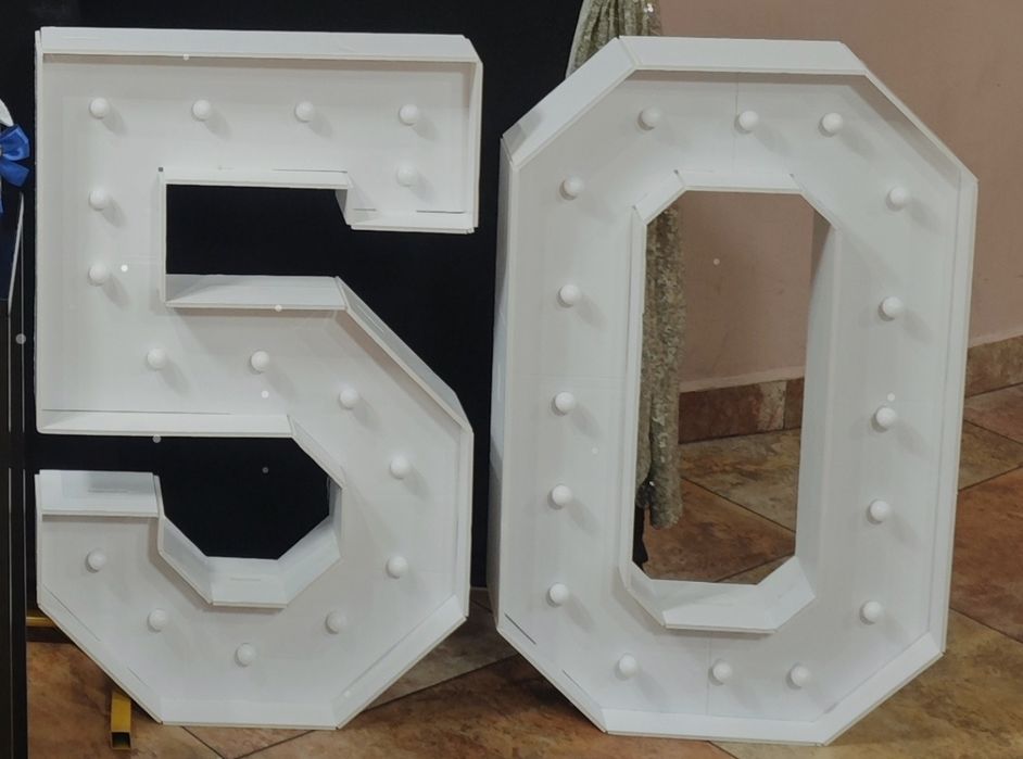 Светещи LED цифри "50" за украса