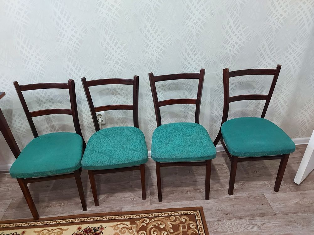 Продам стол  и 4 стула
