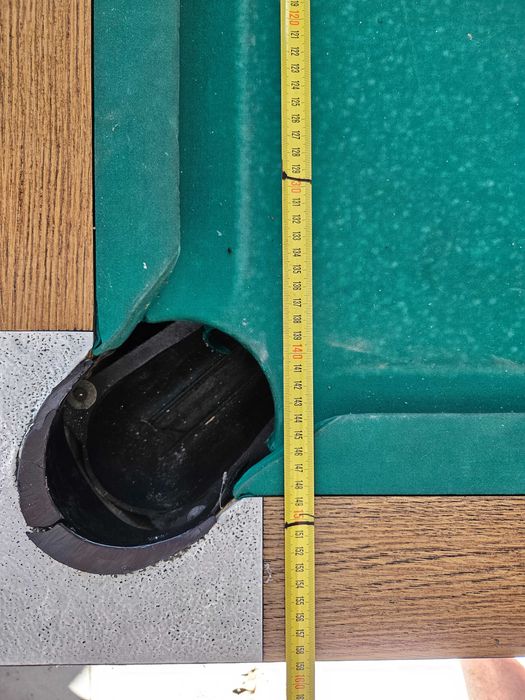 Билярдна маса и лампа