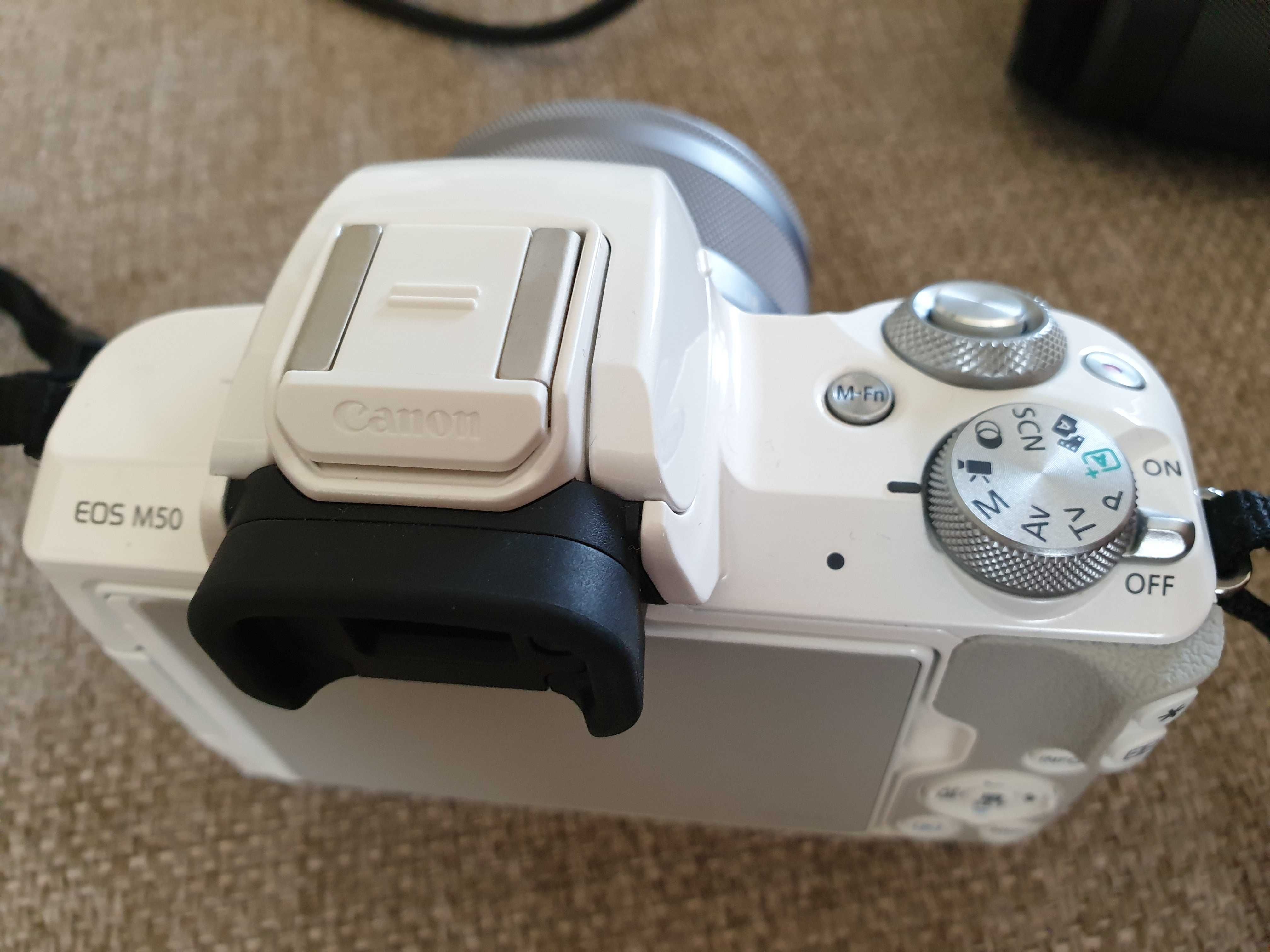 Canon EOS M50 White тяло + 2 Обектива: Canon EF-M 15-45mm и 55-200mm