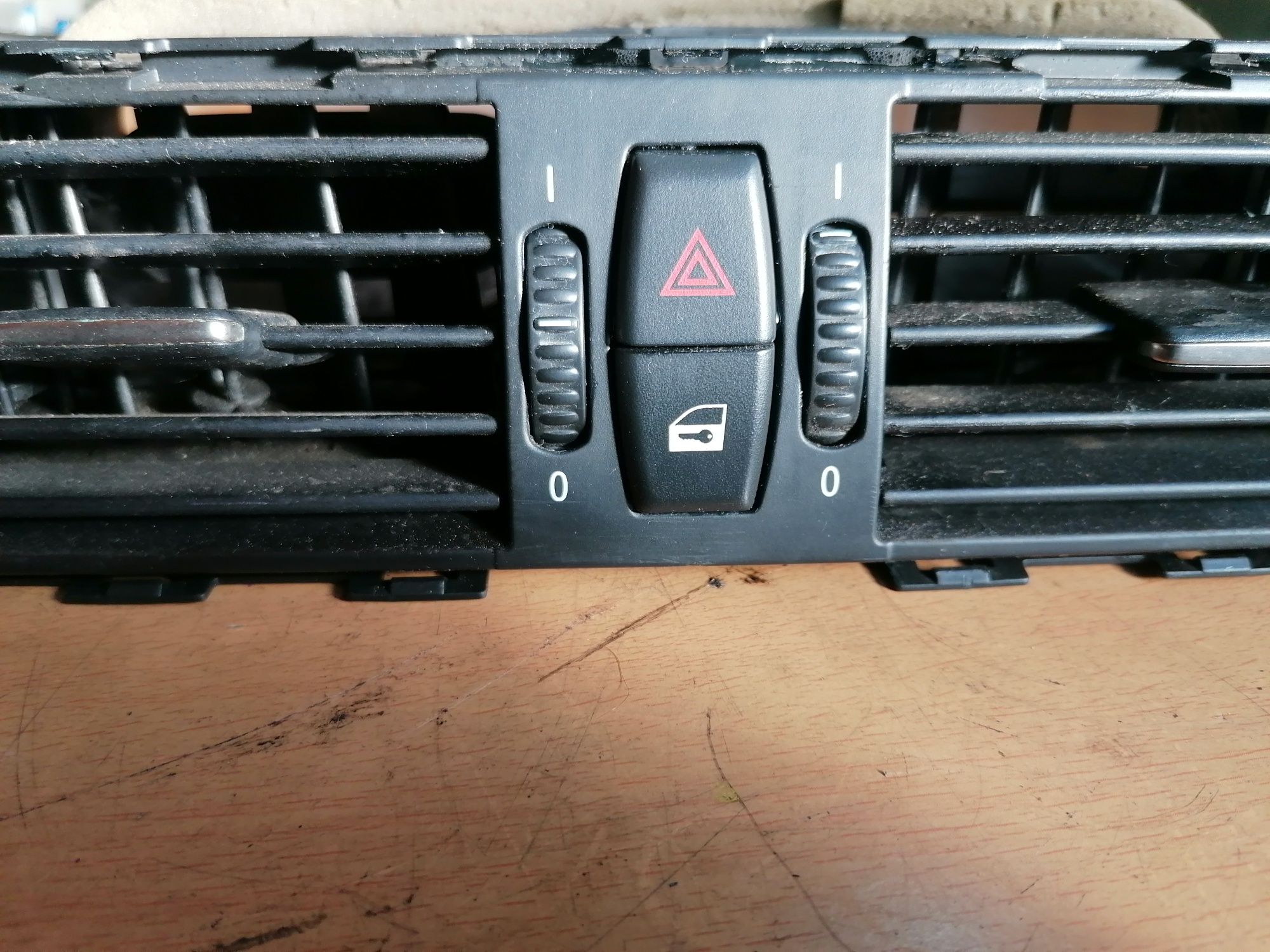 Grilă ventilație bord BMW seria 5 E60 an 2005