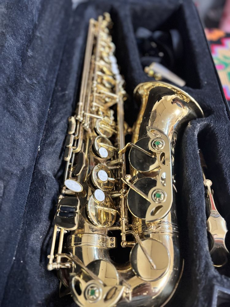 Vând două saxofoane