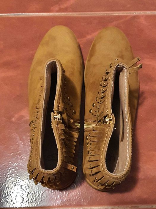 Cizme UGG ARIANE Fringe Studded Ankle marime 39