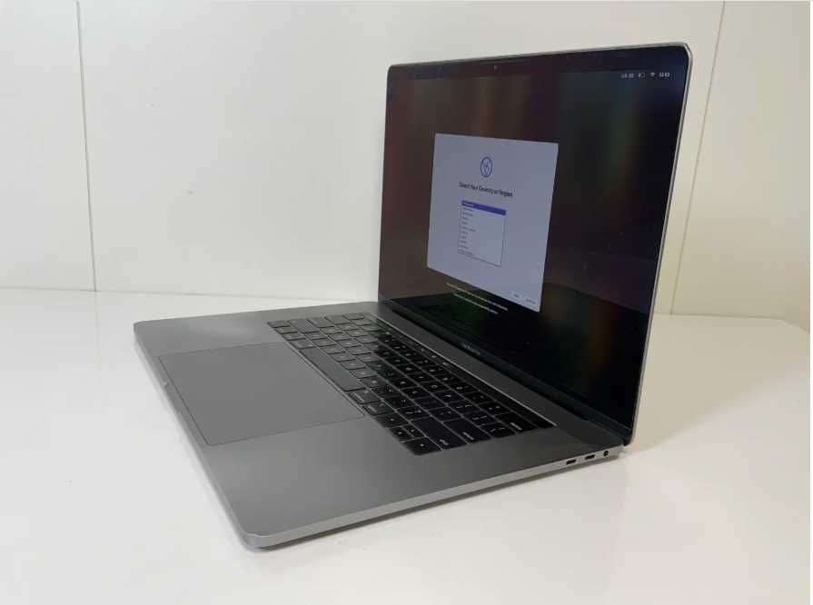 Apple MacBook Pro 15.4", Core i7 a 9-a generație, 32 GB RAM, 251 GB